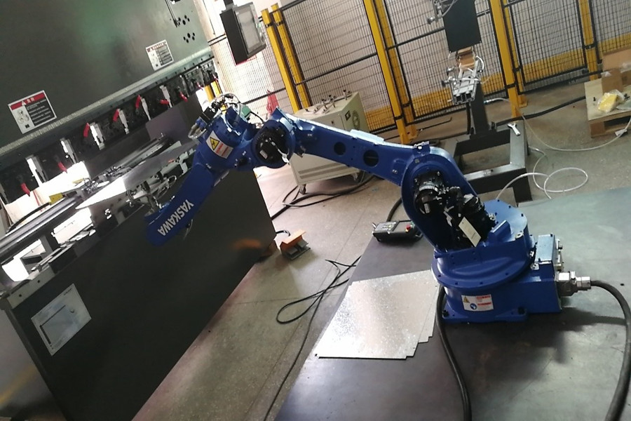 安纳赫安川机器人GP25在折弯机上测试