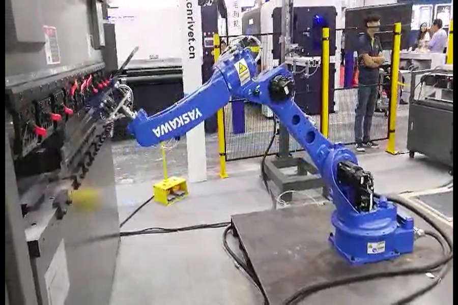 安纳赫安川机器人进行辅助折弯